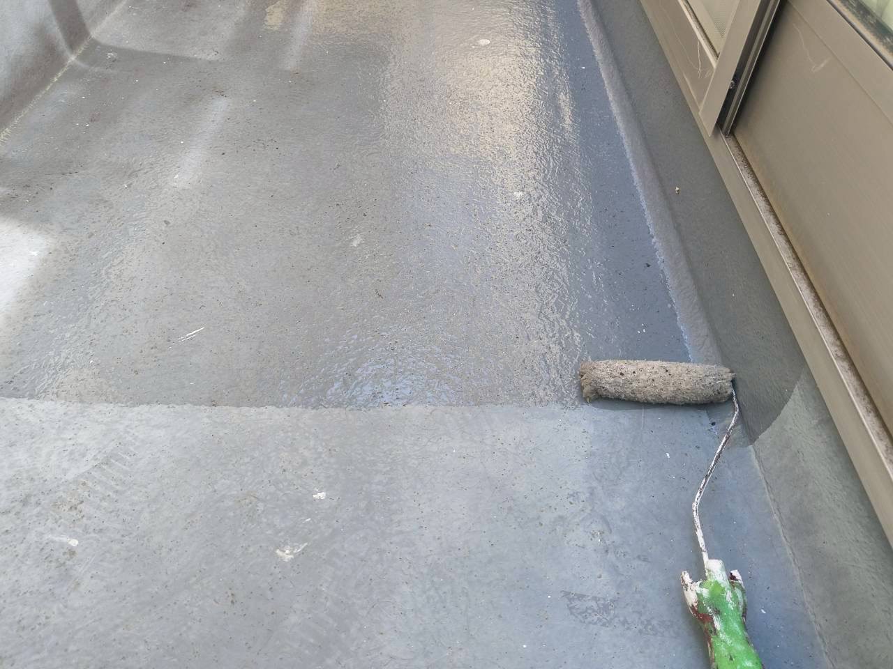 バルコニー床にプライマーを塗装中